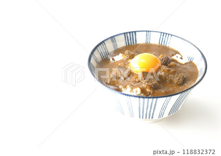 月見ビーフカレー丼を白背景で撮影 月見ビーフカレー丼を白背景で撮影 118832372