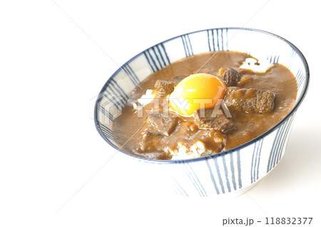 月見ビーフカレー丼を白背景で撮影 月見ビーフカレー丼を白背景で撮影 118832377
