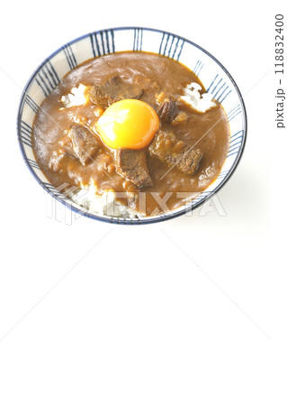 月見ビーフカレー丼を白背景で撮影 118832400