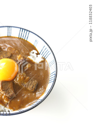 月見ビーフカレー丼を白背景で撮影 月見ビーフカレー丼を白背景で撮影 118832403