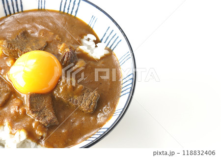月見ビーフカレー丼を白背景で撮影 月見ビーフカレー丼を白背景で撮影 118832406