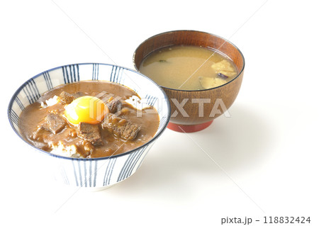 月見ビーフカレー丼と味噌汁を白背景で撮影 月見ビーフカレー丼と味噌汁を白背景で撮影 118832424