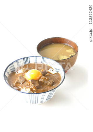 月見ビーフカレー丼と味噌汁を白背景で撮影 月見ビーフカレー丼と味噌汁を白背景で撮影 118832426