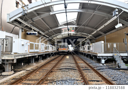 東急東横線駅に停車する電車 東急東横線駅に停車する電車 118832588