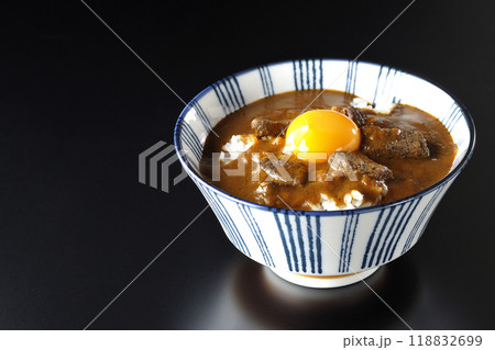 月見ビーフカレー丼を黒背景で撮影 月見ビーフカレー丼を黒背景で撮影 118832699