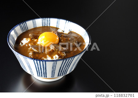 月見ビーフカレー丼を黒背景で撮影 月見ビーフカレー丼を黒背景で撮影 118832701