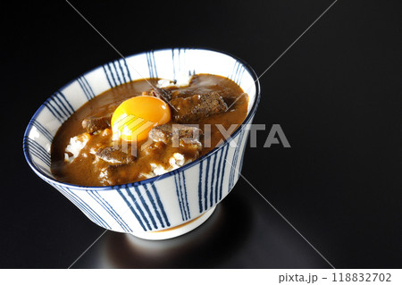 月見ビーフカレー丼を黒背景で撮影 月見ビーフカレー丼を黒背景で撮影 118832702