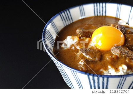 月見ビーフカレー丼を黒背景で撮影 月見ビーフカレー丼を黒背景で撮影 118832704