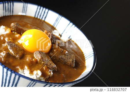 月見ビーフカレー丼を黒背景で撮影 月見ビーフカレー丼を黒背景で撮影 118832707