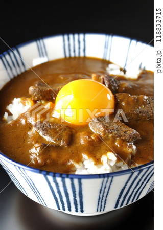 月見ビーフカレー丼を黒背景で撮影 118832715