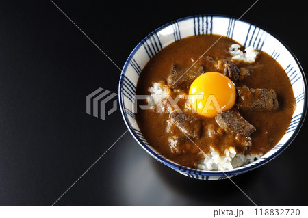 月見ビーフカレー丼を黒背景で撮影 月見ビーフカレー丼を黒背景で撮影 118832720
