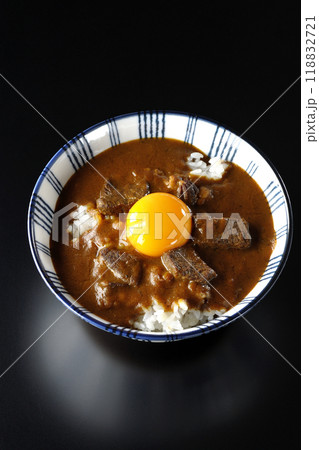 月見ビーフカレー丼を黒背景で撮影 月見ビーフカレー丼を黒背景で撮影 118832721