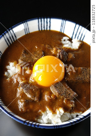 月見ビーフカレー丼を黒背景で撮影 月見ビーフカレー丼を黒背景で撮影 118832725