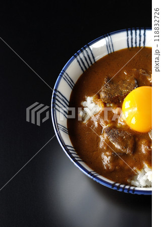 月見ビーフカレー丼を黒背景で撮影 月見ビーフカレー丼を黒背景で撮影 118832726