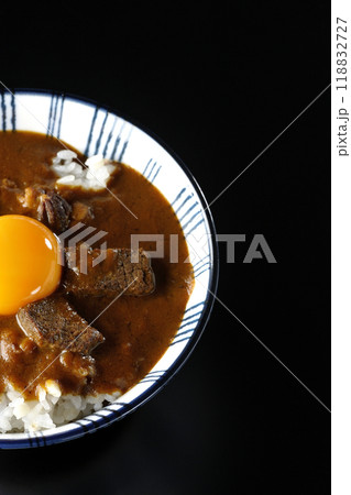 月見ビーフカレー丼を黒背景で撮影 月見ビーフカレー丼を黒背景で撮影 118832727