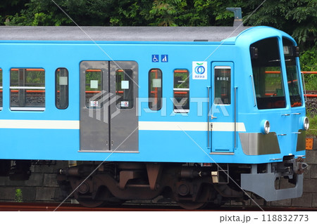 小手指車両基地に留置中の西武新101系電車（近江色） 118832773