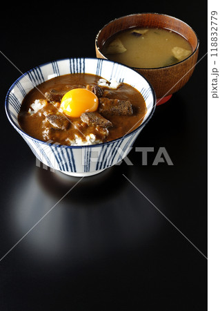 月見ビーフカレー丼と味噌汁を黒背景で撮影 月見ビーフカレー丼と味噌汁を黒背景で撮影 118832779