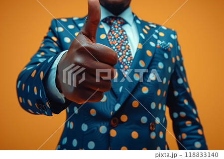 Young businessman gives a thumbs-up 118833140