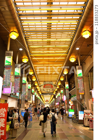 蒲田駅西口サンライズモールで買い物する人々 118833273