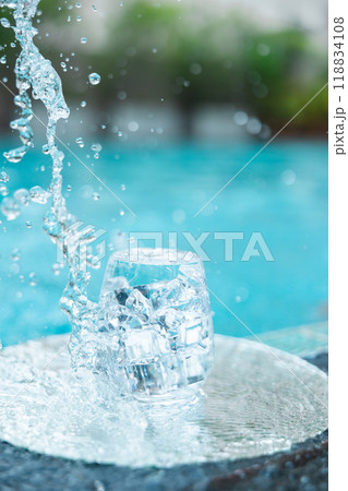 水の流れがしぶきを上げる 118834108