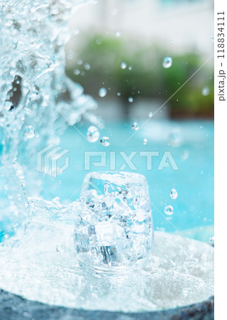 水の流れと氷 118834111