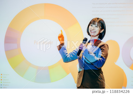 セミナーをする女性 撮影協力:学校法人電波学園 東京電子専門学校 セミナーをする女性 撮影協力:学校法人電波学園 東京電子専門学校 118834226