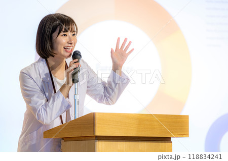 セミナーをする女性　撮影協力：学校法人電波学園　東京電子専門学校 118834241