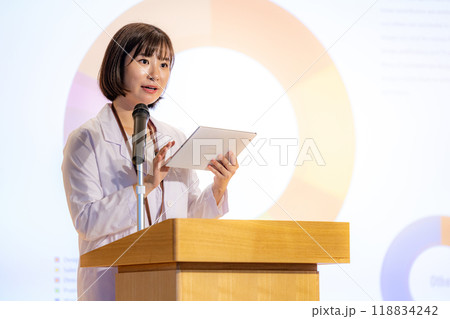 セミナーをする女性 撮影協力:学校法人電波学園 東京電子専門学校 セミナーをする女性 撮影協力:学校法人電波学園 東京電子専門学校 118834242