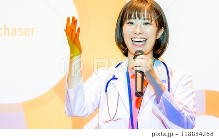 セミナーをする女性　撮影協力：学校法人電波学園　東京電子専門学校 118834268