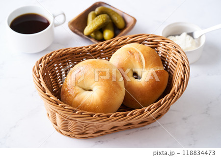 かごに盛った焼きたてのベーグル 118834473