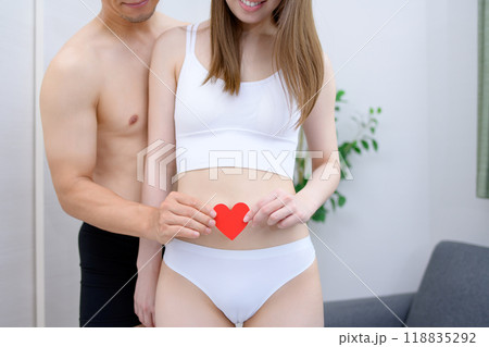 女性のお腹を大事に支えるカップル 一緒にハートを持つ男女夫婦 夫婦 妊活 不妊治療 女性のお腹を大事に支えるカップル 一緒にハートを持つ男女夫婦 夫婦 妊活 不妊治療 118835292