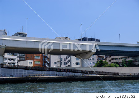 隅田川と首都高速道路、両国付近 隅田川と首都高速道路、両国付近 118835352