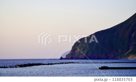 伊豆諸島新島前浜海岸の夕焼け 118835703