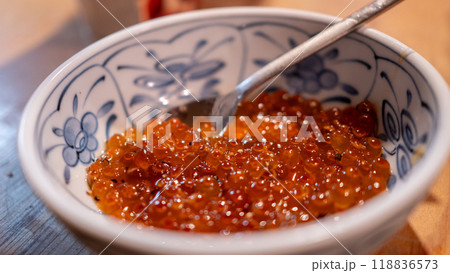 いくら醤油漬けの醤油をかけた醤油味のいくら 118836573