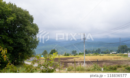 山に囲まれた田舎の田園風景 118836577