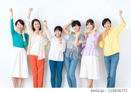 白バックの多世代の女性達 白バックの多世代の女性達 118836751