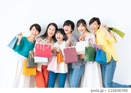 白バックの多世代の女性達 118836760