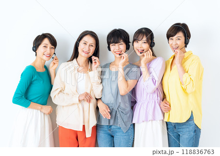 白バックの多世代の女性オペレーター 白バックの多世代の女性オペレーター 118836763