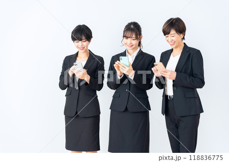白バックのビジネスウーマン 白バックのビジネスウーマン 118836775