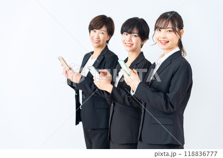 白バックのビジネスウーマン 白バックのビジネスウーマン 118836777