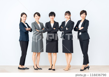 白バックのビジネスウーマン 118836790