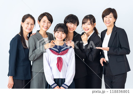 白バックの家庭教師と中学生の女性 白バックの家庭教師と中学生の女性 118836801