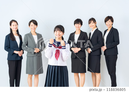 白バックの家庭教師と中学生の女性 118836805