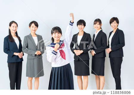 白バックの家庭教師と中学生の女性 118836806