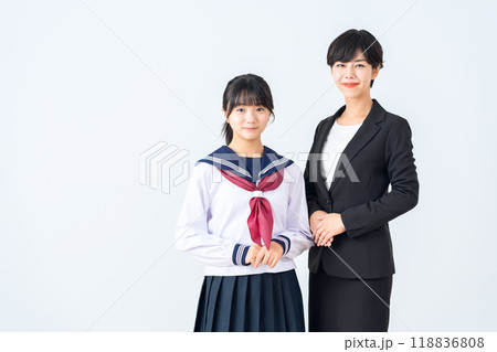 白バックの家庭教師と中学生の女性 118836808