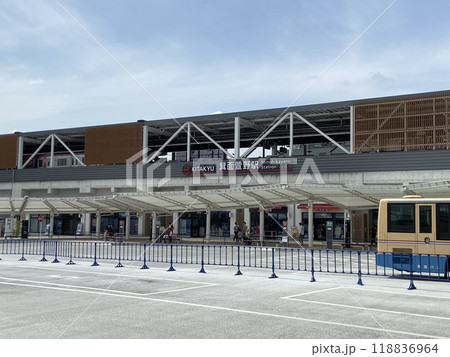 箕面萱野駅前バスロータリーの風景 118836964