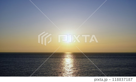 沖縄県慶良間諸島阿嘉島の天城展望台から見た夕焼け 118837187