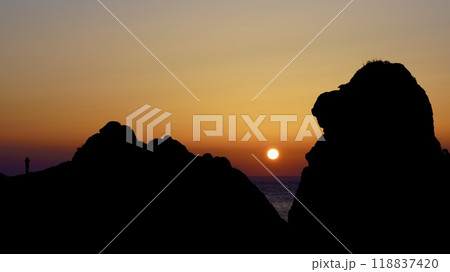 壱岐島のシンボルである猿岩の夕焼けの風景 118837420