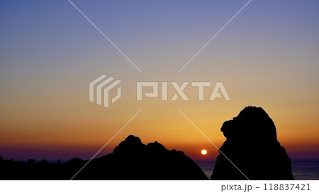 壱岐島のシンボルである猿岩の夕焼けの風景 118837421