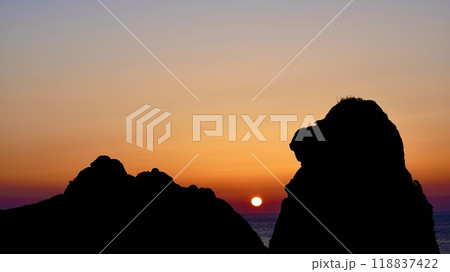 壱岐島のシンボルである猿岩の夕焼けの風景 壱岐島のシンボルである猿岩の夕焼けの風景 118837422
